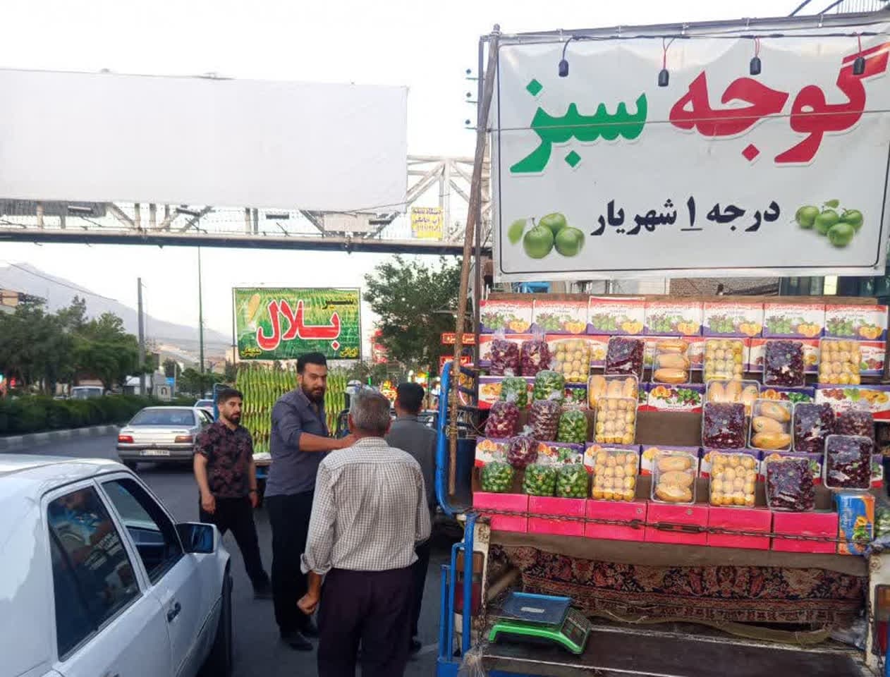 استقرار گشت‌های ویژه انضباط شهری در محورهای پرتردد دماوند/ برخورد با سد معبر برای روان‌سازی ترافیک پایان هفته