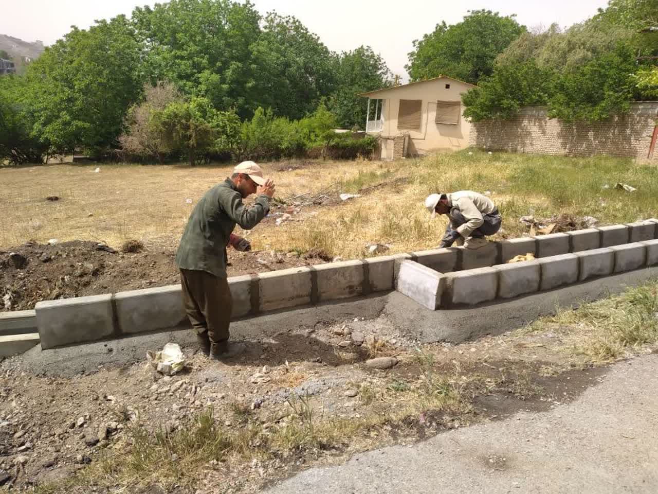 تداوم بهسازی زیرساخت‌های شهری در دماوند/ اجرای جدول‌گذاری و کانال‌کشی در محله شلمبه