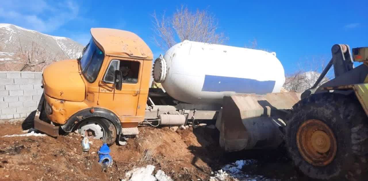 عملیات نفس‌گیر ستاد مدیریت بحران شهرداری دماوند در روستای چنار شرق