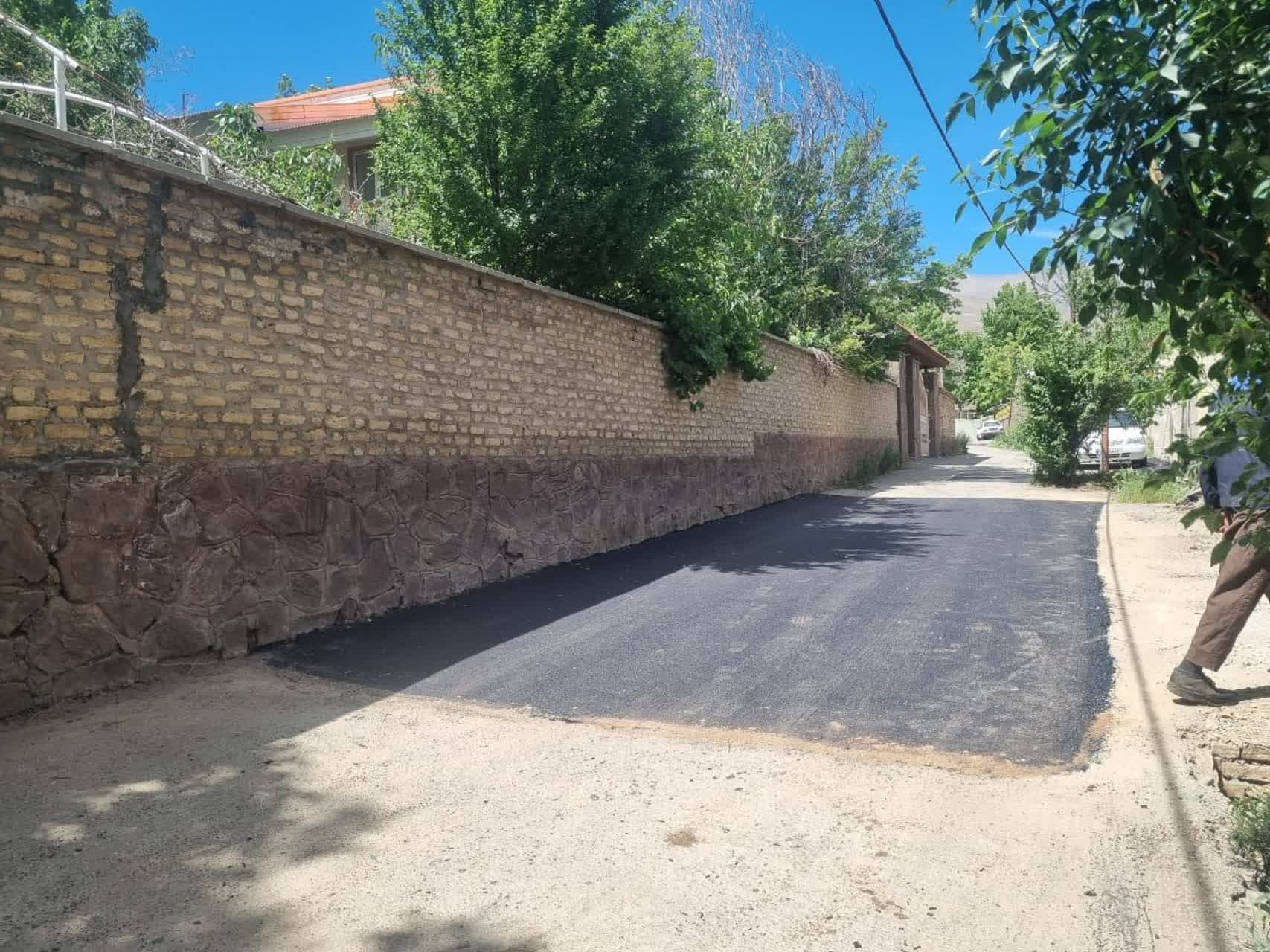 نهضت بهسازی و لکه‌گیری آسفالت در معابر شهر دماوند ادامه دارد