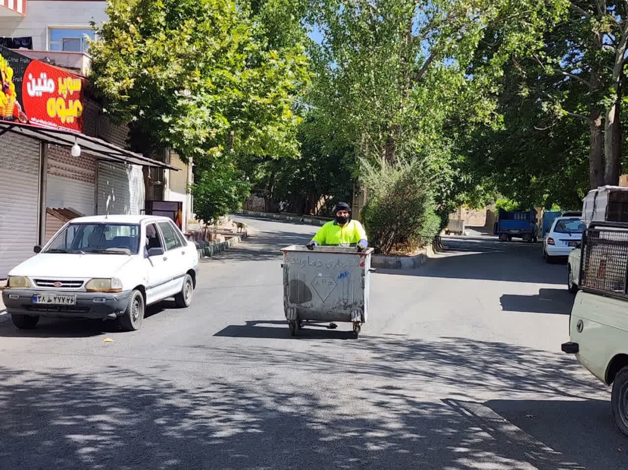 مخازن فرسوده زباله در دماوند تعمیر و جایگزین شدند/ شهروندان از ریختن نخاله‌ها به داخل مخازن زباله خودداری کنند