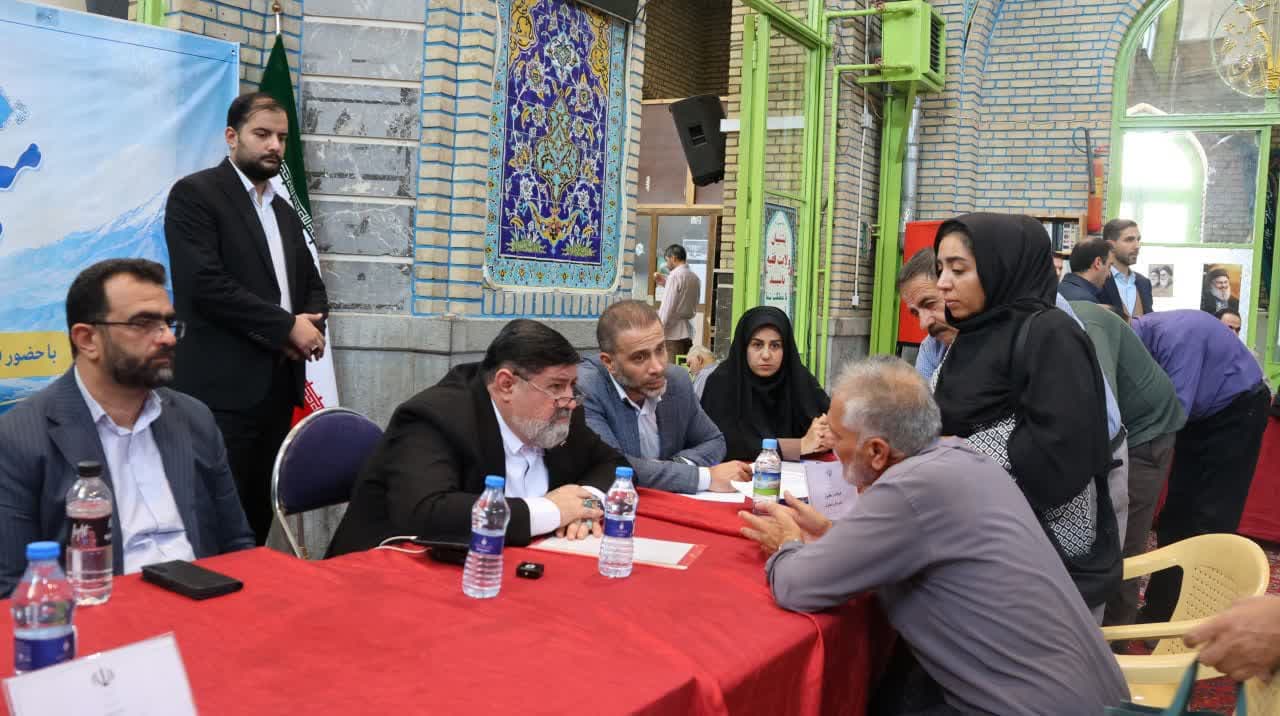 میز خدمت مدیریت شهری دماوند در مصلی نماز جمعه/ گفت‌وگوی مستقیم با مردم در هفته دولت